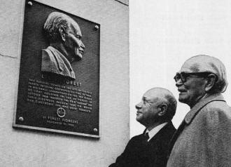 De Forest and Sarnoff before the plaque erected at the site of the invention of the vacuum tube